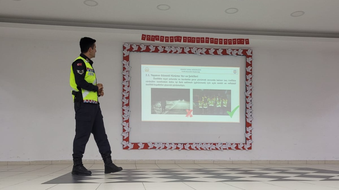 İlçe Jandarma Komutanlığı personeli tarafından öğrencilerimize trafik eğitimi bilgilendirmesi yapıldı.